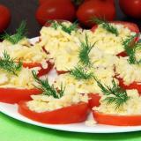 Легкая летняя закуска из помидор, сыра и чеснока.