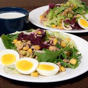 Салат из салатных листьев, консервированного тунца и кукурузы.