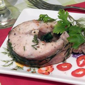 Белый амур запеченный в духовке - вкусное, полезное и простое блюдо. Білий амур запечений у духовці - смачна, корисна та проста страва.