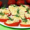 Легкая летняя закуска из помидор, сыра и чеснока.