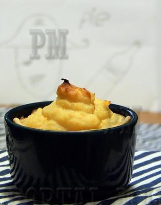 Необычный в нашем представлении пирог: тесто,  мясо с сидром, картофельное пюре с яблоком. Многообразие вкусов и ароматов.