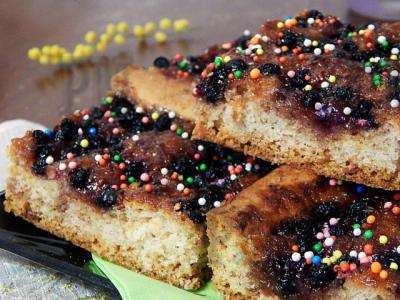 Постный, но от этого не менее вкусный пирог с кокосом и ягодами