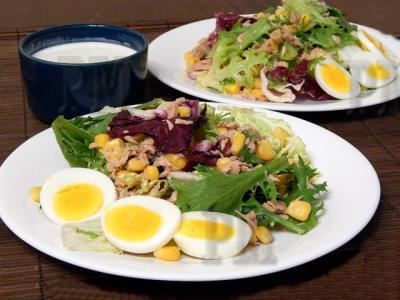 Салат из салатных листьев, консервированного тунца и кукурузы.