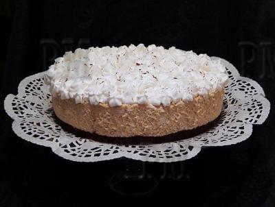 Хрустящая шоколадная основа, нежное кофейное суфле и воздушные сливки.