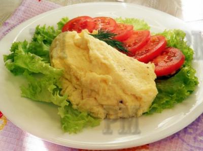 Нежный и сочный омлет с воздушной структурой, который можно смело отнести к диетическим блюдам